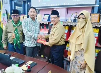 Kerja sama Universitas Muhammadiyah Cirebon dan SD Muhammadiyah 15 Surabaya Disaksikan Dosen Pembimbing dan Wakasek Sinergi di Ruang Akreditasi SDM Limas (Ali/PWMU.CO)
