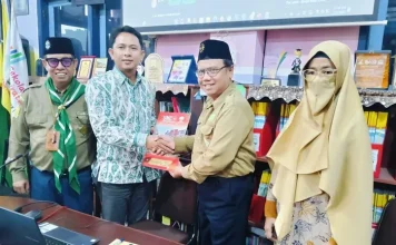 Kerja sama Universitas Muhammadiyah Cirebon dan SD Muhammadiyah 15 Surabaya Disaksikan Dosen Pembimbing dan Wakasek Sinergi di Ruang Akreditasi SDM Limas (Ali/PWMU.CO)