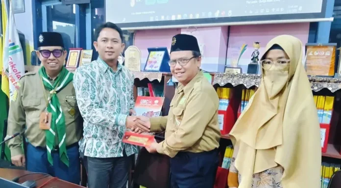 Kerja sama Universitas Muhammadiyah Cirebon dan SD Muhammadiyah 15 Surabaya Disaksikan Dosen Pembimbing dan Wakasek Sinergi di Ruang Akreditasi SDM Limas (Ali/PWMU.CO)