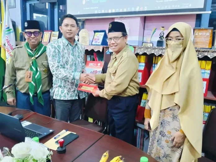 Kerja sama Universitas Muhammadiyah Cirebon dan SD Muhammadiyah 15 Surabaya Disaksikan Dosen Pembimbing dan Wakasek Sinergi di Ruang Akreditasi SDM Limas (Ali/PWMU.CO)