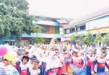 Warna-warni atribut inspiratif, jalan sehat dan bazar di Milad ke-74 SD Muhammadiyah 15 Surabaya (SDM Limas) di halaman sekolah. (Ali/KLIKMU.CO)