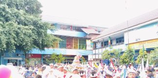 Warna-warni atribut inspiratif, jalan sehat dan bazar di Milad ke-74 SD Muhammadiyah 15 Surabaya (SDM Limas) di halaman sekolah. (Ali/KLIKMU.CO)