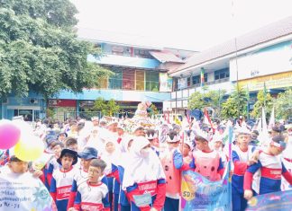 Warna-warni atribut inspiratif, jalan sehat dan bazar di Milad ke-74 SD Muhammadiyah 15 Surabaya (SDM Limas) di halaman sekolah. (Ali/KLIKMU.CO)