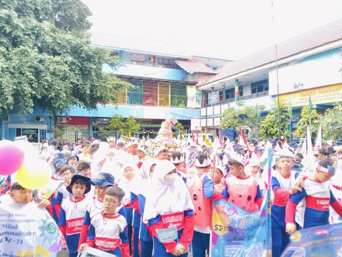 Warna-warni atribut inspiratif, jalan sehat dan bazar di Milad ke-74 SD Muhammadiyah 15 Surabaya (SDM Limas) di halaman sekolah. (Ali/KLIKMU.CO)