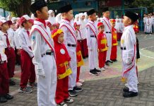 Siswa TK B I Care Surabaya ikut upacara bendara di halaman SDM Limas. (Eko Bagus Y/KLIKMU.CO)