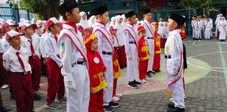 Siswa TK B I Care Surabaya ikut upacara bendara di halaman SDM Limas. (Eko Bagus Y/KLIKMU.CO)