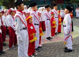 Siswa TK B I Care Surabaya ikut upacara bendara di halaman SDM Limas. (Eko Bagus Y/KLIKMU.CO)