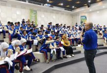 Peserta Pembelajaran Luar Kelas (PLK) kelas 6 SDM Limas saat menerima penjelasan dari pihak Pocari Sweat di Aula Pocari Sweat Pandaan Pasuruan. (Ali/KLIKMU.CO)