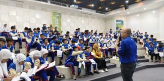 Peserta Pembelajaran Luar Kelas (PLK) kelas 6 SDM Limas saat menerima penjelasan dari pihak Pocari Sweat di Aula Pocari Sweat Pandaan Pasuruan. (Ali/KLIKMU.CO)