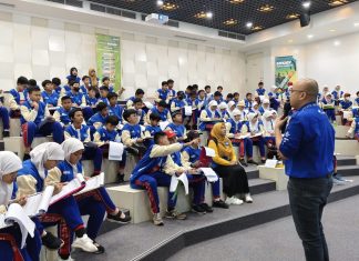 Peserta Pembelajaran Luar Kelas (PLK) kelas 6 SDM Limas saat menerima penjelasan dari pihak Pocari Sweat di Aula Pocari Sweat Pandaan Pasuruan. (Ali/KLIKMU.CO)