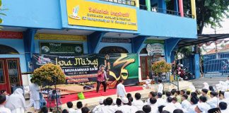 Pencerita Eko Wahyudi SPd membawakan kisah Isra Miraj di halaman SD Muhammadiyah 15 Surabaya (SDM Limas). (Ali/KLIKMU.CO)