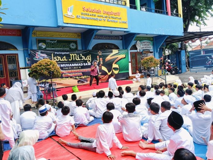 Pencerita Eko Wahyudi SPd membawakan kisah Isra Miraj di halaman SD Muhammadiyah 15 Surabaya (SDM Limas). (Ali/KLIKMU.CO)