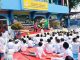 Pencerita Eko Wahyudi SPd membawakan kisah Isra Miraj di halaman SD Muhammadiyah 15 Surabaya (SDM Limas). (Ali/KLIKMU.CO)