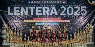 Tim Paskibra SD Muhammadiyah 15 Surabaya (SDM Limas) berpose dengan piala juara 1 LKBB Lentera 2025 Se-Pulau Jawa. (Ali/KLIKMU.CO)