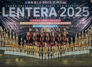 Tim Paskibra SD Muhammadiyah 15 Surabaya (SDM Limas) berpose dengan piala juara 1 LKBB Lentera 2025 Se-Pulau Jawa. (Ali/KLIKMU.CO)
