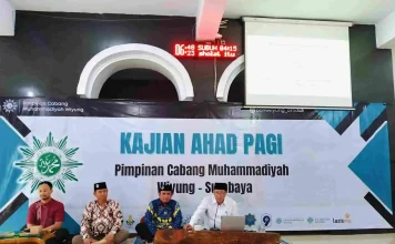 Wakil Ketua PWM Jatim Dr M Sholihin Fanani SAg MPSDM saat menyampaikan materi kajian. (foto: ali shodiqin)
