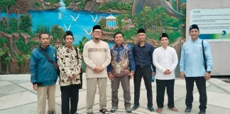 Foto Bersama Majelis Pembinaan Kesejahteraan Sosial (MPKS) PDM Surabaya dalam Studi Kunjung (Field Trip) di Pabrik Pembersih Lantai, Jumat (21/02/2025). (Ali/PWMU.CO).