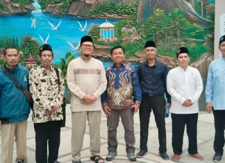 Foto Bersama Majelis Pembinaan Kesejahteraan Sosial (MPKS) PDM Surabaya dalam Studi Kunjung (Field Trip) di Pabrik Pembersih Lantai, Jumat (21/02/2025). (Ali/PWMU.CO).