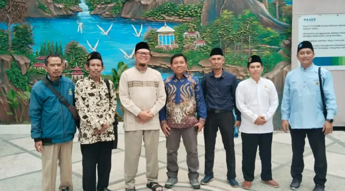 Foto Bersama Majelis Pembinaan Kesejahteraan Sosial (MPKS) PDM Surabaya dalam Studi Kunjung (Field Trip) di Pabrik Pembersih Lantai, Jumat (21/02/2025). (Ali/PWMU.CO).