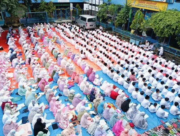 Suasana Gema Al-Kahfi, Momen Peringatan Hari Besar Islam (PHBI) Isra Mikraj di Halaman SD Muhammadiyah 15 Surabaya (SDM Limas). (Ali/PWMU.CO)