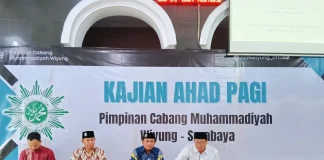 Dr H M Sholihin Fanani SAg MPSDM, Wakil Ketua Pimpinan Wilayah Muhammadiyah Jawa Timur saat Memberikan Kajian Tantangan Dakwah Era VUCA dan Post-Trust di PCM Wiyung (Ali/PWMU.CO)