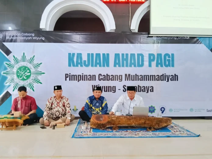 Dr H M Sholihin Fanani SAg MPSDM, Wakil Ketua Pimpinan Wilayah Muhammadiyah Jawa Timur saat Memberikan Kajian Tantangan Dakwah Era VUCA dan Post-Trust di PCM Wiyung (Ali/PWMU.CO)