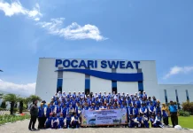 Suasana pose bersama peserta Pembelajaran Luar Kelas (PLK) kelas 6 SD Muhammadiyah 15 Surabaya (SDM Limas) di Pocari Sweat Pandaan, Pasuruan, Jawa Timur. (Ali/PWMU.CO)