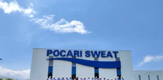 Suasana pose bersama peserta Pembelajaran Luar Kelas (PLK) kelas 6 SD Muhammadiyah 15 Surabaya (SDM Limas) di Pocari Sweat Pandaan, Pasuruan, Jawa Timur. (Ali/PWMU.CO)