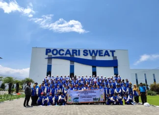 Suasana pose bersama peserta Pembelajaran Luar Kelas (PLK) kelas 6 SD Muhammadiyah 15 Surabaya (SDM Limas) di Pocari Sweat Pandaan, Pasuruan, Jawa Timur. (Ali/PWMU.CO)