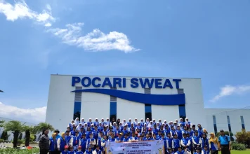 Suasana pose bersama peserta Pembelajaran Luar Kelas (PLK) kelas 6 SD Muhammadiyah 15 Surabaya (SDM Limas) di Pocari Sweat Pandaan, Pasuruan, Jawa Timur. (Ali/PWMU.CO)