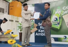 Ferry Yudi Antonis Saputro menyerahkan penghargaan kepada Bagus M. Pujianto. foto: ali shodiqin