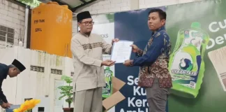 Ferry Yudi Antonis Saputro menyerahkan penghargaan kepada Bagus M. Pujianto. foto: ali shodiqin