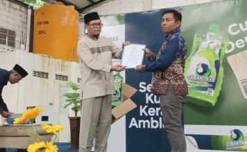 Ferry Yudi Antonis Saputro menyerahkan penghargaan kepada Bagus M. Pujianto. foto: ali shodiqin