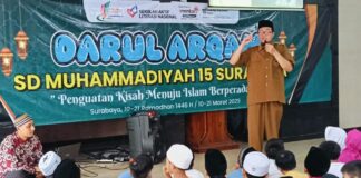 Semangat Darul Arqom kelas 1 dan 2 SD Muhammadiyah 15 Surabaya (SDM Limas) bersama Ferry Yudi Antonius Saputro. (Ali/KLIKMU.CO)