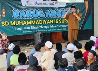 Semangat Darul Arqom kelas 1 dan 2 SD Muhammadiyah 15 Surabaya (SDM Limas) bersama Ferry Yudi Antonius Saputro. (Ali/KLIKMU.CO)