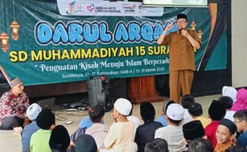 Semangat Darul Arqom kelas 1 dan 2 SD Muhammadiyah 15 Surabaya (SDM Limas) bersama Ferry Yudi Antonius Saputro. (Ali/KLIKMU.CO)