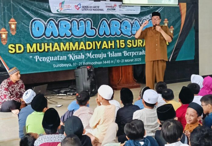 1584a5c2-7c31-4938-a2e1-2eb2c937baf7-scaled-e1741758824350 Semangat Darul Arqom kelas 1 dan 2 SD Muhammadiyah 15 Surabaya (SDM Limas) bersama Ferry Yudi Antonius Saputro. (Ali/KLIKMU.CO)