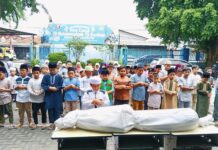 Suasana peserta Darul Arqam SD Muhammadiyah 15 Surabaya (SDM Limas) saat simulasi praktik shalat jenazah di halaman sekolah. (Ali/KLIKMU.CO)