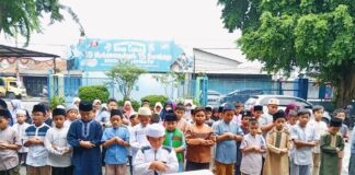 Suasana peserta Darul Arqam SD Muhammadiyah 15 Surabaya (SDM Limas) saat simulasi praktik shalat jenazah di halaman sekolah. (Ali/KLIKMU.CO)