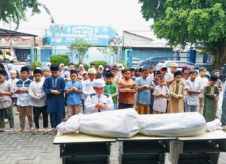 Suasana peserta Darul Arqam SD Muhammadiyah 15 Surabaya (SDM Limas) saat simulasi praktik shalat jenazah di halaman sekolah. (Ali/KLIKMU.CO)