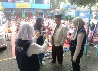 Tim Wartawan Cilik SD Muhammadiyah 15 Surabaya (WarCil SDM Limas) saat meliput simulasi sholat Idul Fitri 1446 Hijriyah di halaman sekolah. (Ali Shodiqin/KLIKMU.CO)