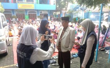 Tim Wartawan Cilik SD Muhammadiyah 15 Surabaya (WarCil SDM Limas) saat meliput simulasi sholat Idul Fitri 1446 Hijriyah di halaman sekolah. (Ali Shodiqin/KLIKMU.CO)