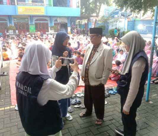 Tim Wartawan Cilik SD Muhammadiyah 15 Surabaya (WarCil SDM Limas) saat meliput simulasi sholat Idul Fitri 1446 Hijriyah di halaman sekolah. (Ali Shodiqin/KLIKMU.CO)