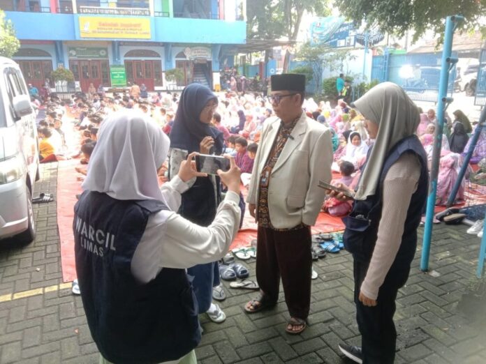 3-Warcil-SDM-15-Sby-e1743157640686 Tim Wartawan Cilik SD Muhammadiyah 15 Surabaya (WarCil SDM Limas) saat meliput simulasi sholat Idul Fitri 1446 Hijriyah di halaman sekolah. (Ali Shodiqin/KLIKMU.CO)