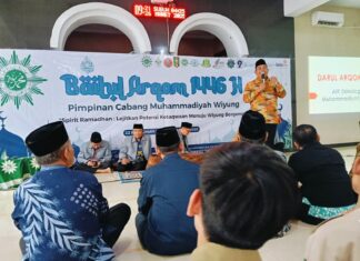 Ketua Pimpinan Daerah Muhammadiyah Kota Surabaya Dr. H. M. Ridlwan, M.Pd., memberikan pencerahan dalam Baitul Arqom PCM Wiyung. (Ali/KLIKMU.CO)