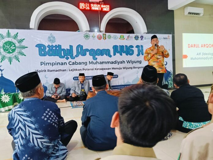 5cbf72f0-f43c-4d66-9a92-a13cd38dbcae-scaled-e1743055892652 Ketua Pimpinan Daerah Muhammadiyah Kota Surabaya Dr. H. M. Ridlwan, M.Pd., memberikan pencerahan dalam Baitul Arqom PCM Wiyung. (Ali/KLIKMU.CO)