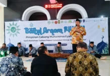 Ketua Pimpinan Daerah Muhammadiyah Kota Surabaya, Dr H M Ridwan MPd saat menyampaikan materi di Baitul Arqam PCM Wiyung. (Ali/PWMU.CO)