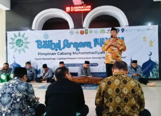 Ketua Pimpinan Daerah Muhammadiyah Kota Surabaya, Dr H M Ridwan MPd saat menyampaikan materi di Baitul Arqam PCM Wiyung. (Ali/PWMU.CO)
