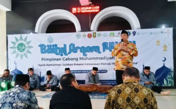 Ketua Pimpinan Daerah Muhammadiyah Kota Surabaya, Dr H M Ridwan MPd saat menyampaikan materi di Baitul Arqam PCM Wiyung. (Ali/PWMU.CO)