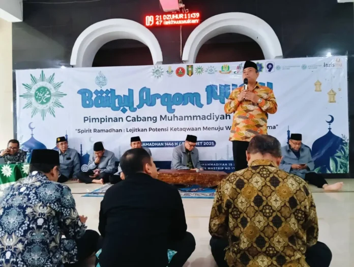 IMG-20250324-WA0072 Ketua Pimpinan Daerah Muhammadiyah Kota Surabaya, Dr H M Ridwan MPd saat menyampaikan materi di Baitul Arqam PCM Wiyung. (Ali/PWMU.CO)